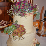 Blumenschmuck für die Hochzeitstorte