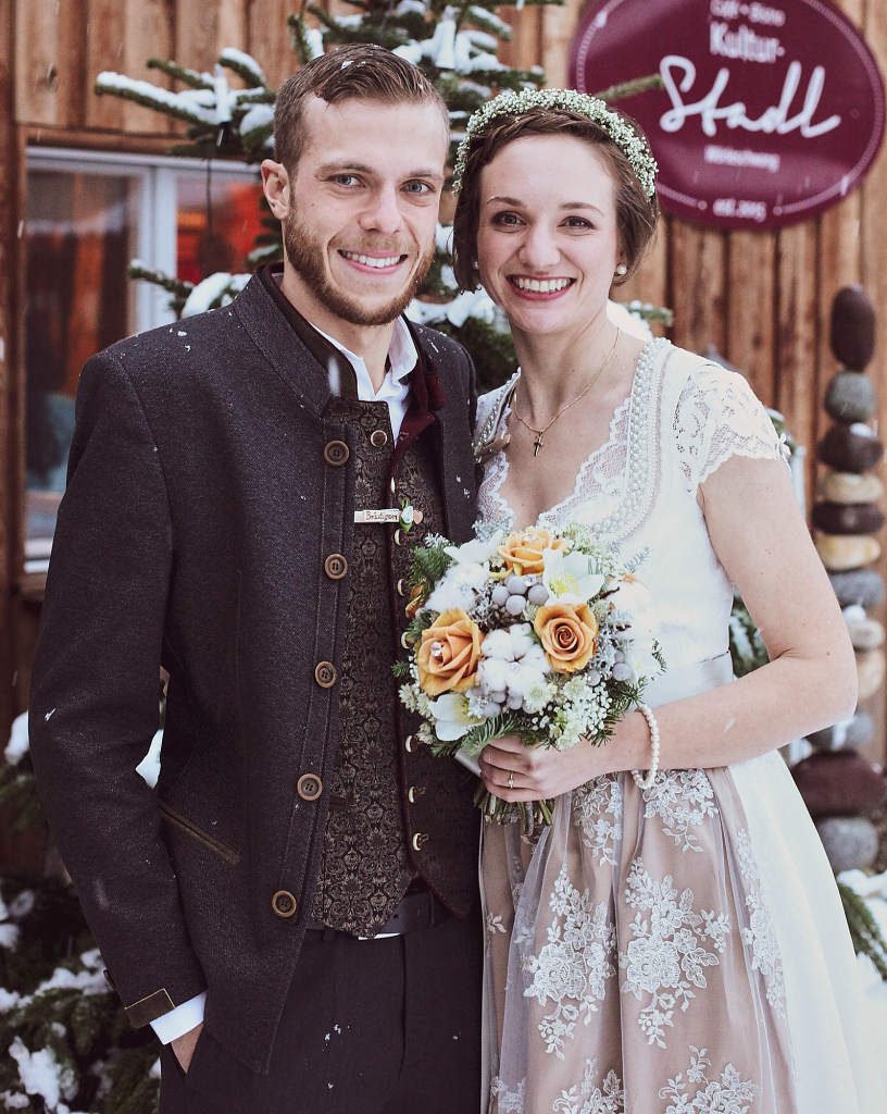 Brautpaar mit Blumen – Winterhochzeit